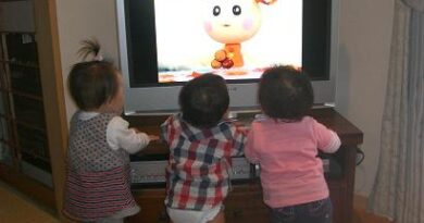 テレビ見る子供たち