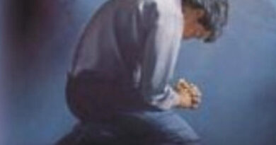彼は苦悩の中で自分の神、主に願い、先祖の神の前に深くへりくだり