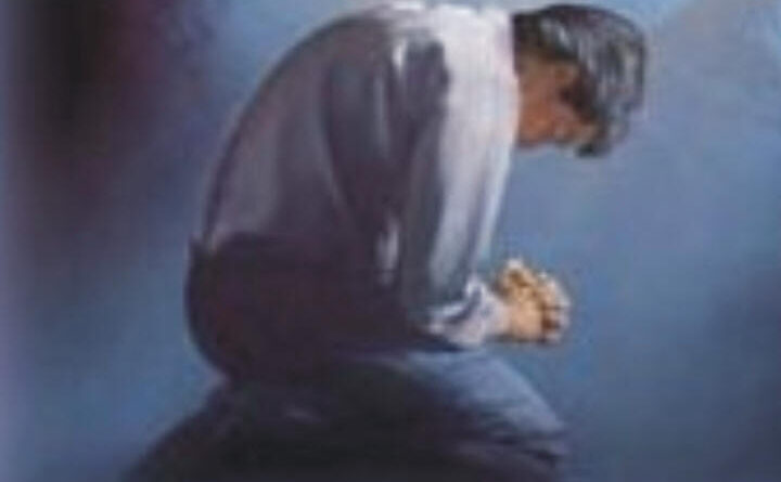彼は苦悩の中で自分の神、主に願い、先祖の神の前に深くへりくだり