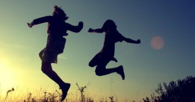 人間にとって最も幸福なのは、喜び楽しんで一生を送ることだ
