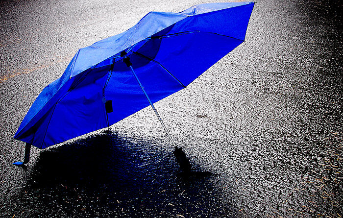 20071022024218_blue-umbrella-in-the-rain-700